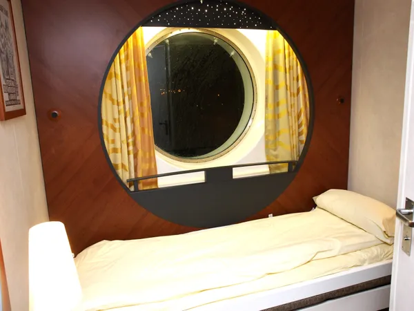 2-berth outside cabin on Pont-Aven with window and bunk-style beds