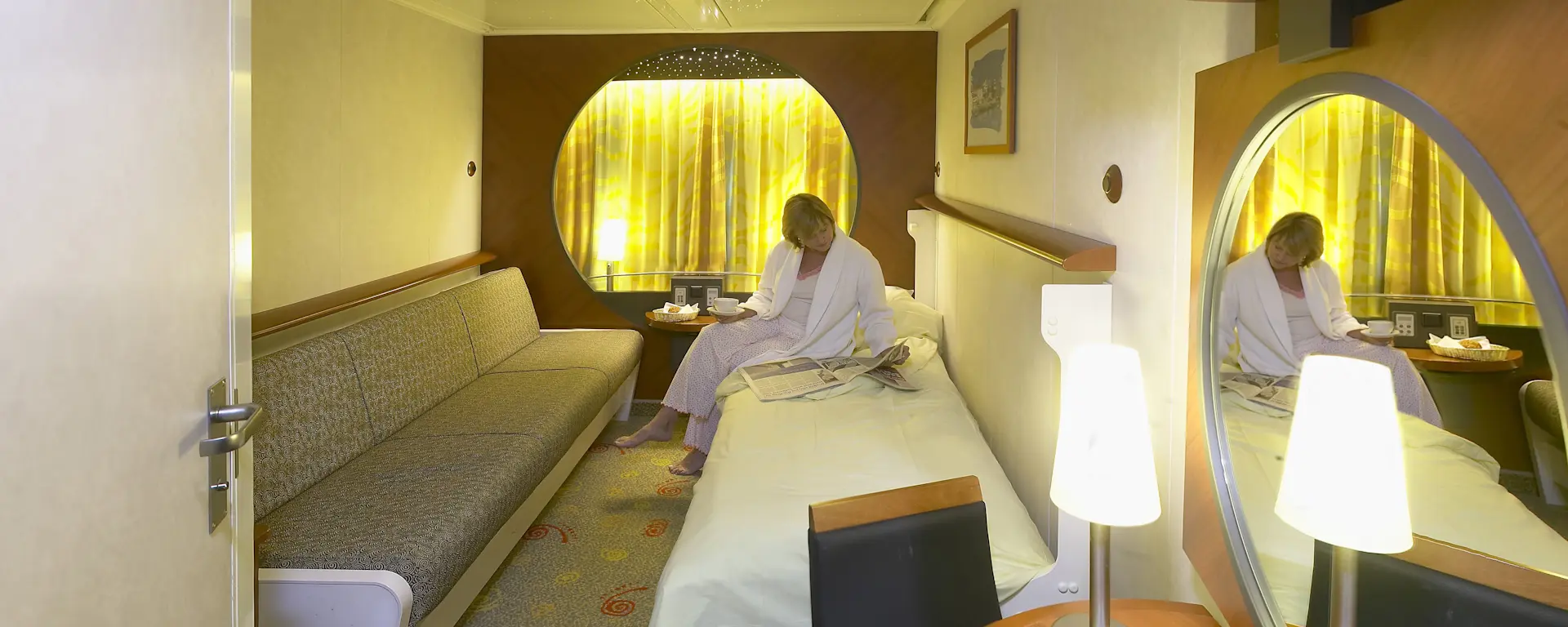 4-berth Club cabin on Pont-Aven with window, TV and bunk-style beds