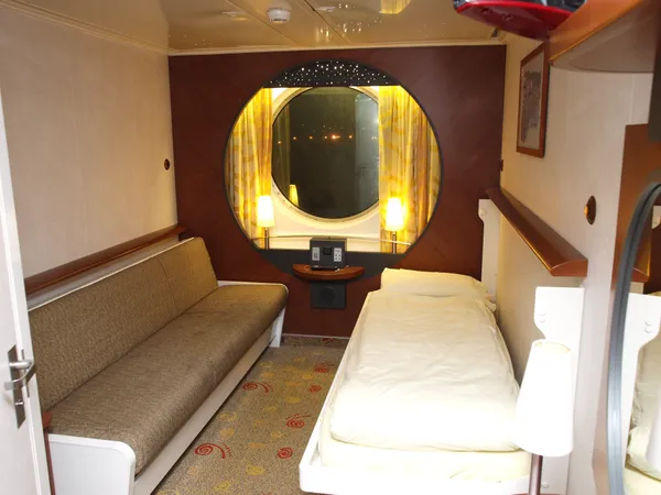 4-berth outside cabin on Pont-Aven with window and bunk-style beds