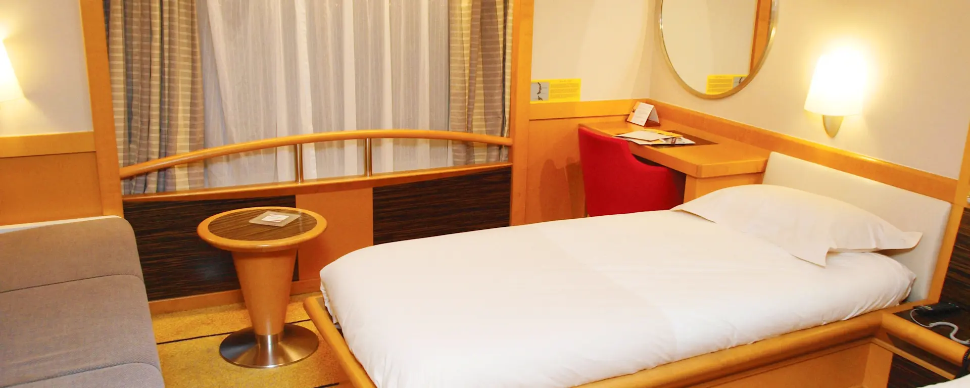 4-berth De Luxe cabin on Pont-Aven with twin beds and sofabed