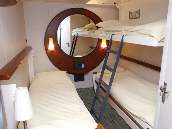 4-berth inside pet-friendly cabin on Pont-Aven with laminate flooring