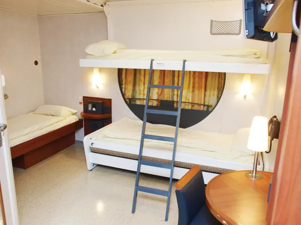 4-berth wheelchair-accessible cabin on Pont-Aven with window