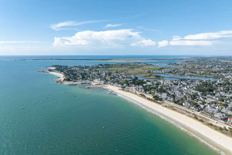 Carnac’s Grande Plage, a short walk from Des Menhirs Eurocamp parc